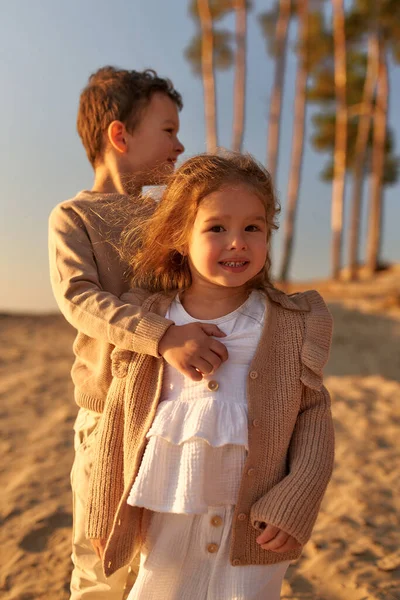 Zwei Kinder Bruder Und Schwester Laufen Und Spielen Sandstrand Meer — Stockfoto