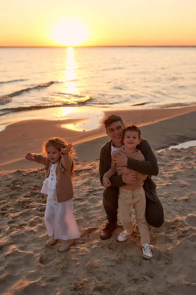 아버지와두 자녀가 모래가 해변을 거닐고 해변에서 즐겁게 — 스톡 사진
