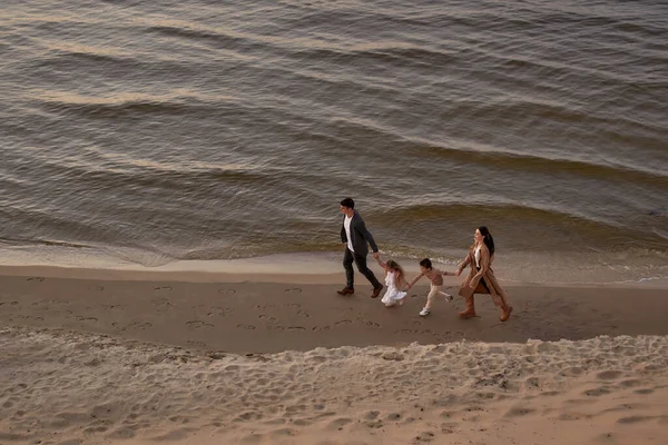 Giovane Famiglia Con Due Bambini Che Camminano Sulla Spiaggia Sabbiosa — Foto Stock
