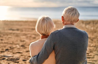 Yaşlı, zeki, gri saçlı, aşık bir çift deniz kıyısındaki bir güneş pansiyonunda oturmuş deniz manzarasına bakarken romantik vakit geçiriyorlar..