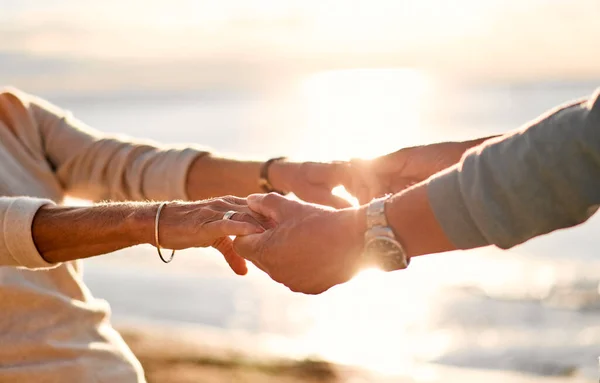 Älteres Intelligentes Verliebtes Paar Verbringt Zeit Romantisch Strand Der Nähe — Stockfoto