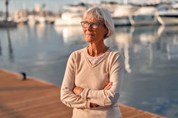 Anciana Inteligente Mujer Pelo Gris Caminando Muelle Puerto Marítimo Con —  Fotos de Stock