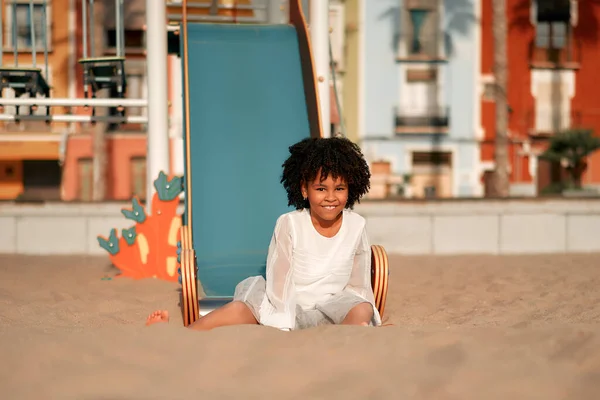 Söt Afroamerikansk Flicka Med Afro Lockar Vit Klänning Som Leker — Stockfoto