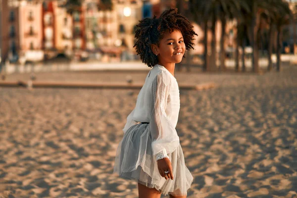Söt Afroamerikansk Barn Flicka Vit Klänning Med Afro Lockar Står — Stockfoto