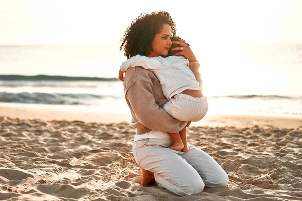 Beautiful African American Mother Woman Afro Curls Warm Sweater Hugging — Stock Photo, Image
