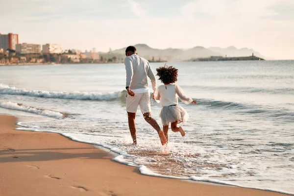 Афроамериканская Семья Веселится Песчаном Пляже Моря Бегущем Волнам Молодой Папа — стоковое фото