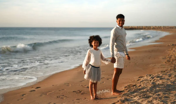 Famiglia Afroamericana Che Diverte Sulla Spiaggia Sabbiosa Riva Mare Grande — Foto Stock