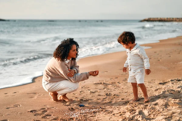 Petit Garçon Mignon Vêtements Blancs Avec Mère Afro Américaine Avec — Photo