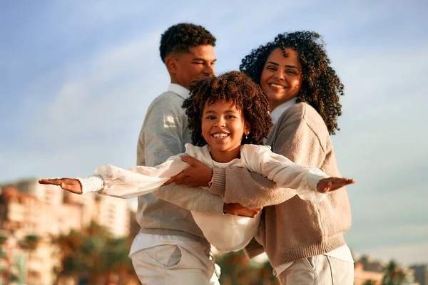 Afroamerikansk Familj Med Söt Lockig Dotter Vit Klänning Leka Och — Stockfoto