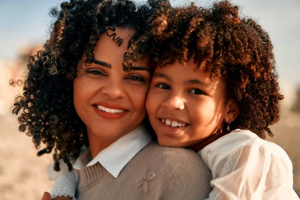 アフリカ系アメリカ人女性お母さんとともに彼女の可愛いです娘とともにAfro Curls立っています巨大上の海岸で夜明けに彼らの週末 — ストック写真
