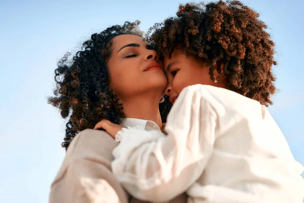 アフリカ系アメリカ人女性お母さんとともに彼女の可愛いです娘とともにAfro Curls立っています巨大上の海岸で夜明けに彼らの週末 — ストック写真