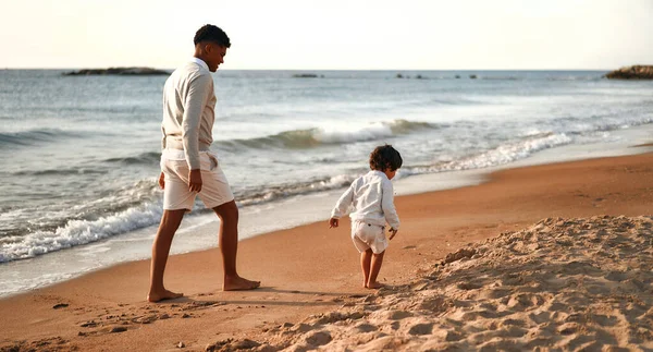 Famiglia Afroamericana Che Diverte Sulla Spiaggia Sabbiosa Riva Mare Giovane — Foto Stock