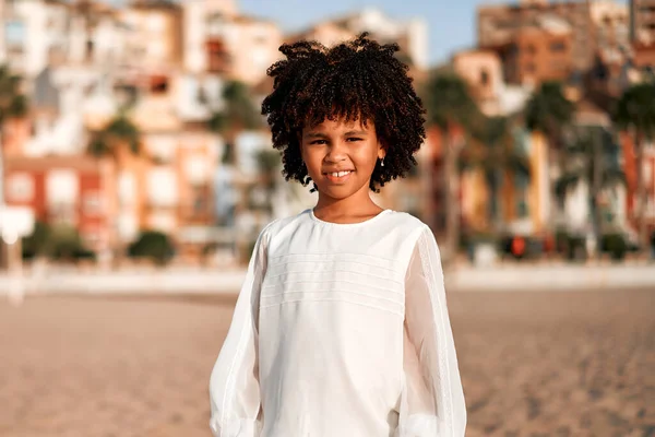 Söt Afroamerikansk Barn Flicka Vit Klänning Med Afro Lockar Står — Stockfoto