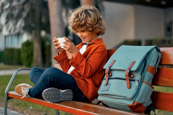 Okula Dönelim Sırt Çantalı Elinde Cep Telefonu Olan Sevimli Bir — Stok fotoğraf
