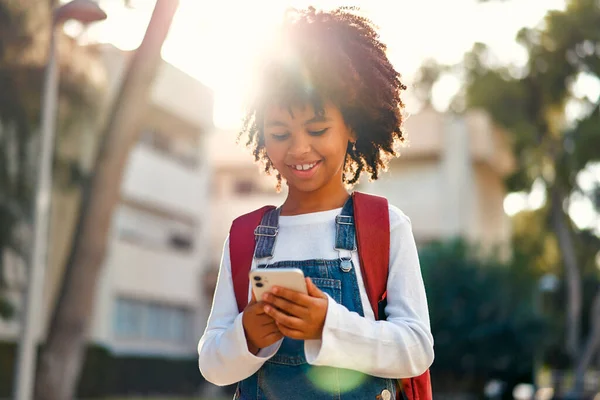 Okula Dönelim Sırt Çantalı Cep Telefonlu Dışarıda Cep Telefonuyla Oynayan — Stok fotoğraf
