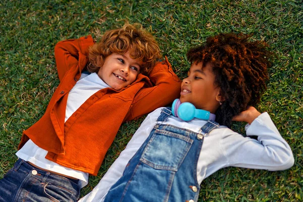 Söta Barn Som Ligger Gräset Parken Afroamerikansk Tjej Med Afro — Stockfoto