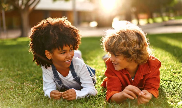 Liebenswerte Kinder Die Auf Dem Rasen Park Liegen Afro Amerikanisches — Stockfoto