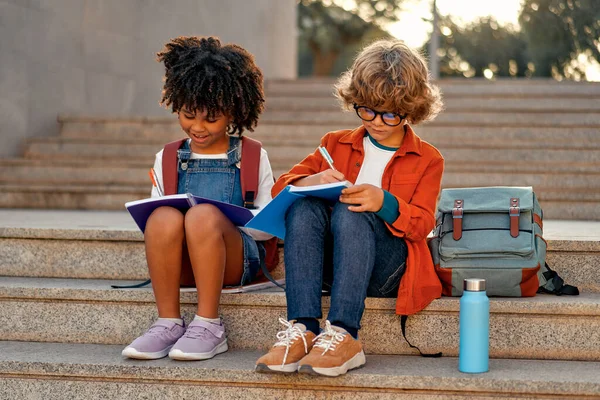 Encantadores Escolares Inteligentes Haciendo Sus Deberes Juntos Mientras Están Sentados — Foto de Stock