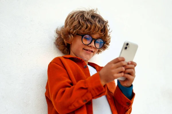 Affascinante Bambino Intelligente Con Acconciatura Elegante Occhiali Con Telefono Piedi — Foto Stock