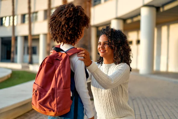 快乐的非洲裔美国母亲和女儿学龄前学生步行上学 开始上课 秋天的第一天 亲子关系或爱情与感情的表达概念 — 图库照片