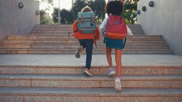Szczęśliwe Mądre Dzieciaki Szkolnymi Torbami Biegną Lekcje Szkoły Biegając Schodach — Wideo stockowe