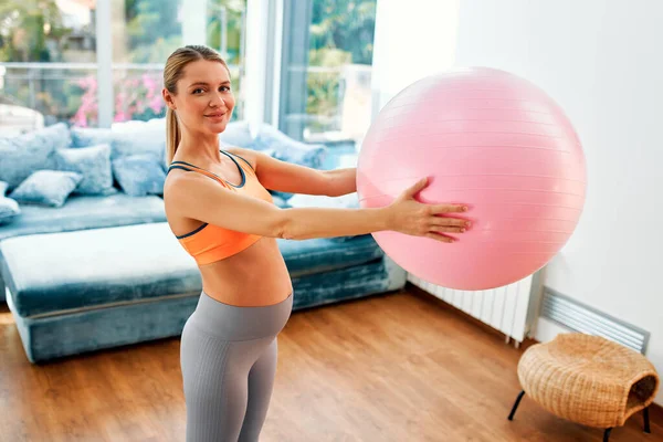 Eine Junge Schwangere Frau Sportkleidung Macht Auf Einer Gummimatte Wohnzimmer — Stockfoto