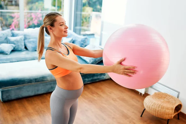 Eine Junge Schwangere Frau Sportkleidung Macht Auf Einer Gummimatte Wohnzimmer — Stockfoto