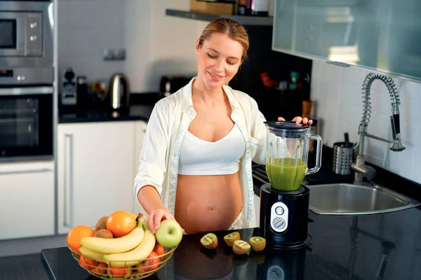Mladá Těhotná Žena Připravuje Koktejl Mixérem Kuchyni Těhotná Žena Pije — Stock fotografie