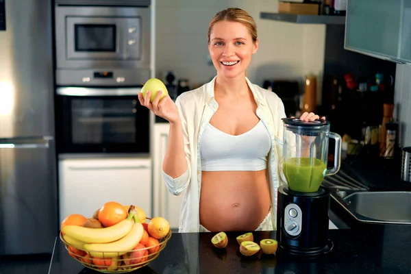 Молодая Беременная Женщина Готовит Смузи Блендером Кухне Беременная Женщина Пьет — стоковое фото