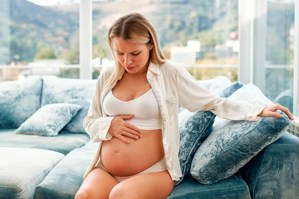Güzel Hamile Bir Kadın Evdeki Oturma Odasında Kanepede Otururken Acı — Stok fotoğraf
