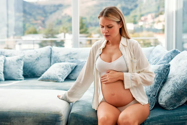 Una Hermosa Mujer Embarazada Aferrada Estómago Con Dolor Mientras Está —  Fotos de Stock