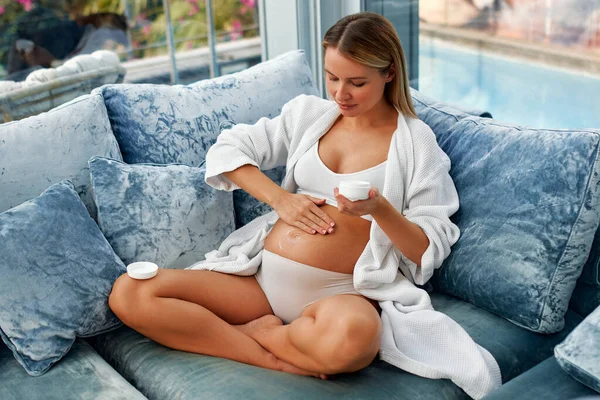 Una Joven Embarazada Ropa Interior Blanca Albornoz Cuidando Piel Barriga —  Fotos de Stock