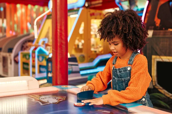 Cute African American Child Afro Curls Playing Air Hockey Amusement — Stock Photo, Image