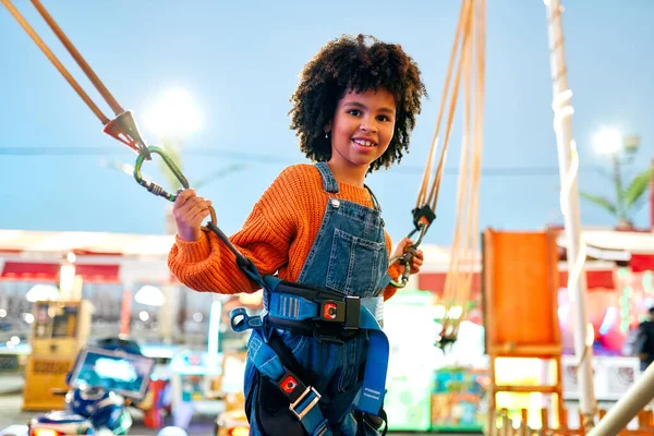 Ett Afrikanskt Amerikansk Flicka Barn Med Afro Lockigt Hår Hoppar — Stockfoto