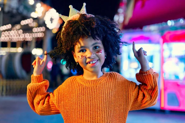 Söt Afroamerikansk Flicka Med Afro Frisyr Paljetter Kinderna Och Krona — Stockfoto