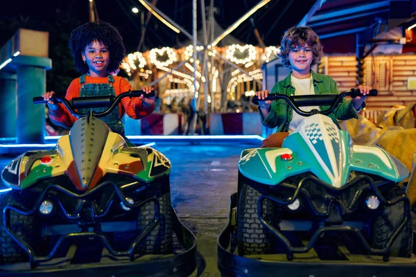 Afroamerikansk Flicka Och Söt Vit Pojke Rider Biltur Tillsammans Kvällen — Stockfoto