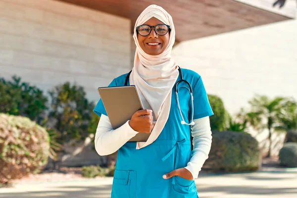 Una Joven Médica Musulmana Hiyab Uniforme Con Estetoscopio Pie Con —  Fotos de Stock