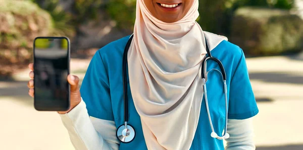 Mujer Musulmana Joven Hijab Médico Uniforme Con Estetoscopio Que Muestra —  Fotos de Stock