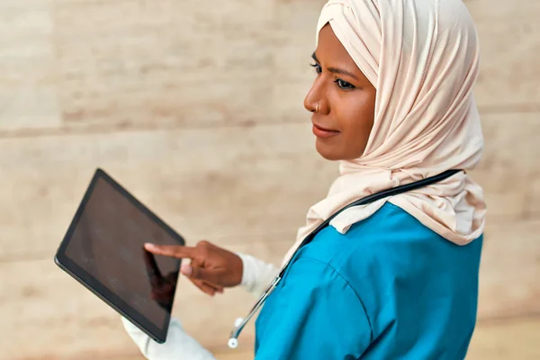 Mujer Musulmana Joven Médico Hijab Uniforme Con Estetoscopio Sosteniendo Una —  Fotos de Stock