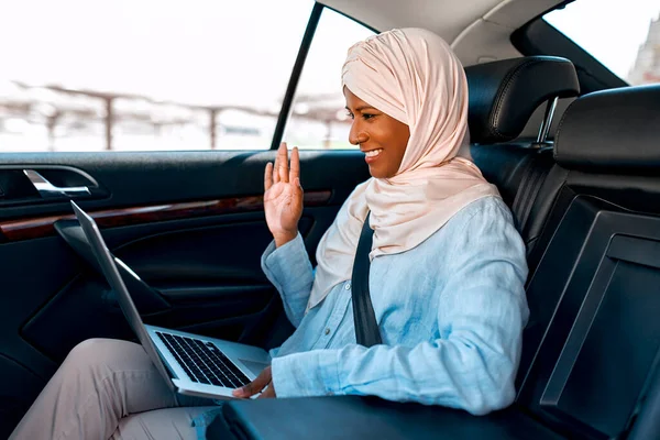 Młoda Muzułmanka Hidżabie Używająca Laptopa Podczas Siedzenia Samochodzie Muzułmańska Kobieta — Zdjęcie stockowe