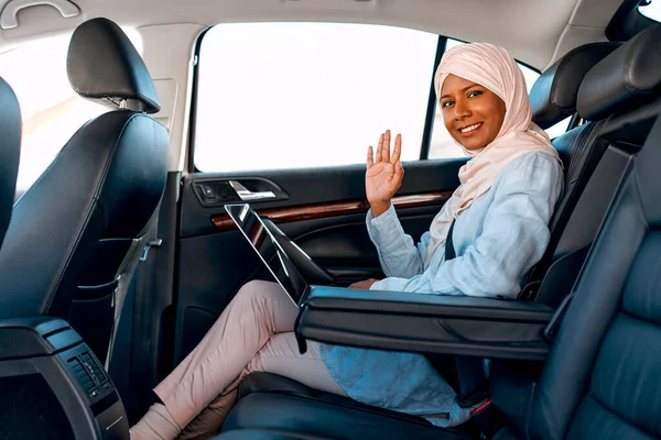 Młoda Muzułmanka Hidżabie Używająca Laptopa Podczas Siedzenia Samochodzie Muzułmańska Kobieta — Zdjęcie stockowe
