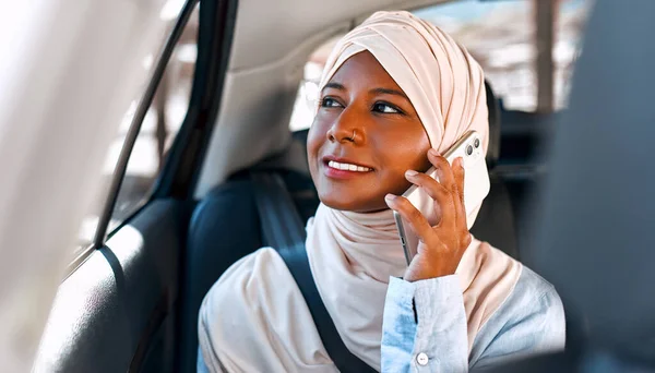 Młoda Muzułmanka Hidżabie Rozmawia Przez Telefon Siedząc Samochodzie — Zdjęcie stockowe
