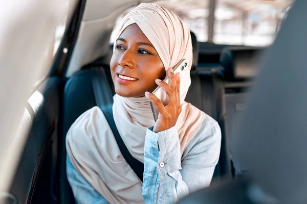 Młoda Muzułmanka Hidżabie Rozmawia Przez Telefon Siedząc Samochodzie — Zdjęcie stockowe