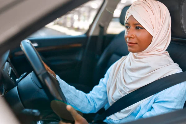 Junge Muslimische Frau Hidschab Steuer Eines Autos Kauf Und Miete — Stockfoto