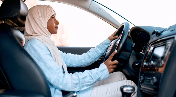 Junge Muslimische Frau Hidschab Steuer Eines Autos Kauf Und Miete — Stockfoto