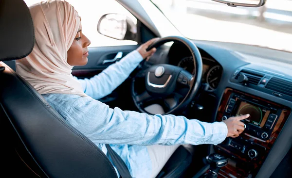 Jovem Muçulmana Hijab Sentada Volante Carro Comprar Alugar Carro Viagens — Fotografia de Stock