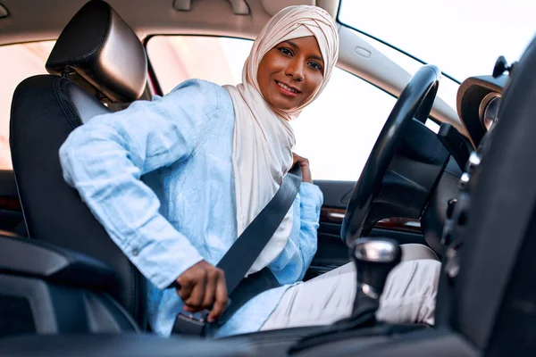 Młoda Muzułmanka Hidżabie Siedząca Kierownicą Samochodu Kupuję Wynajmuję Samochód Podróże — Zdjęcie stockowe