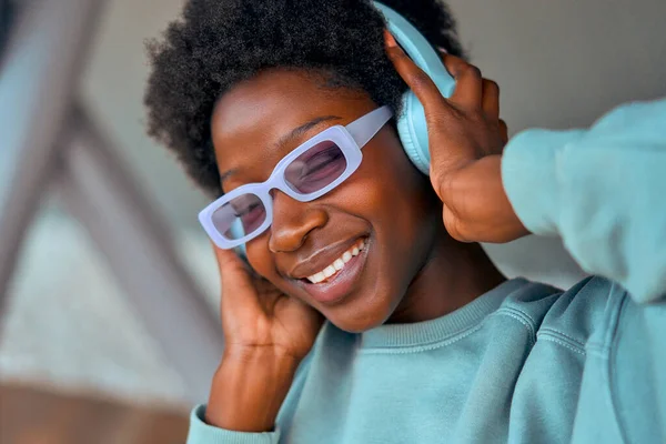 Stylowa Afroamerykanka Słuchająca Muzyki Słuchawkach Ulicy — Zdjęcie stockowe