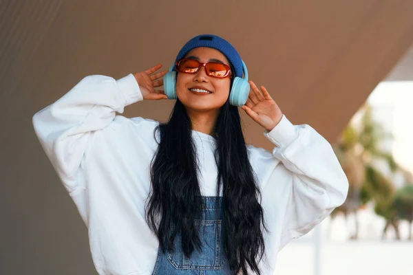 Stijlvolle Aziatische Jonge Vrouw Een Hoed Luisteren Naar Muziek Koptelefoon — Stockfoto