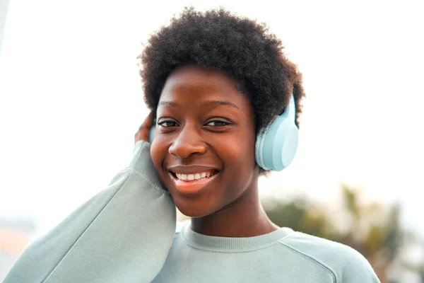Afroamerykanka Słuchająca Muzyki Słuchawkach Afro Fryzurą Ulicy Spędzająca Weekend Zabawy — Zdjęcie stockowe